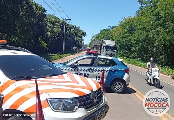 Guarda Civil e agentes de trânsito auxiliam escolta de carga especial em Mococa